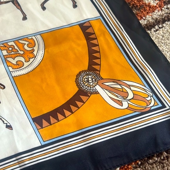 Elegant printed scarf NWT - Picture 4 of 7